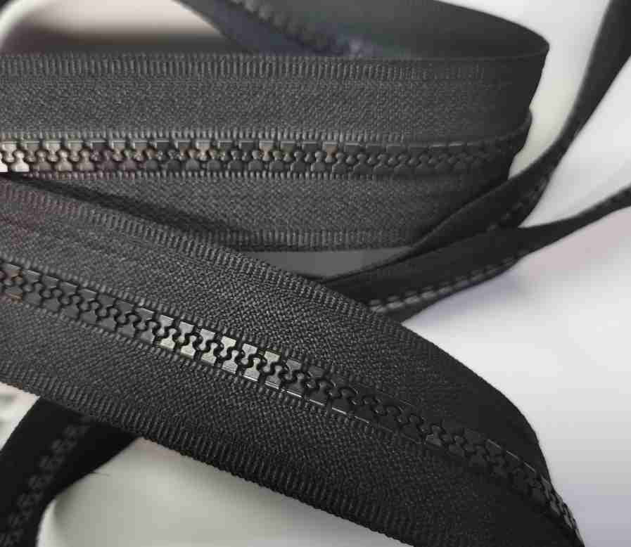 Plastic long chain zipper